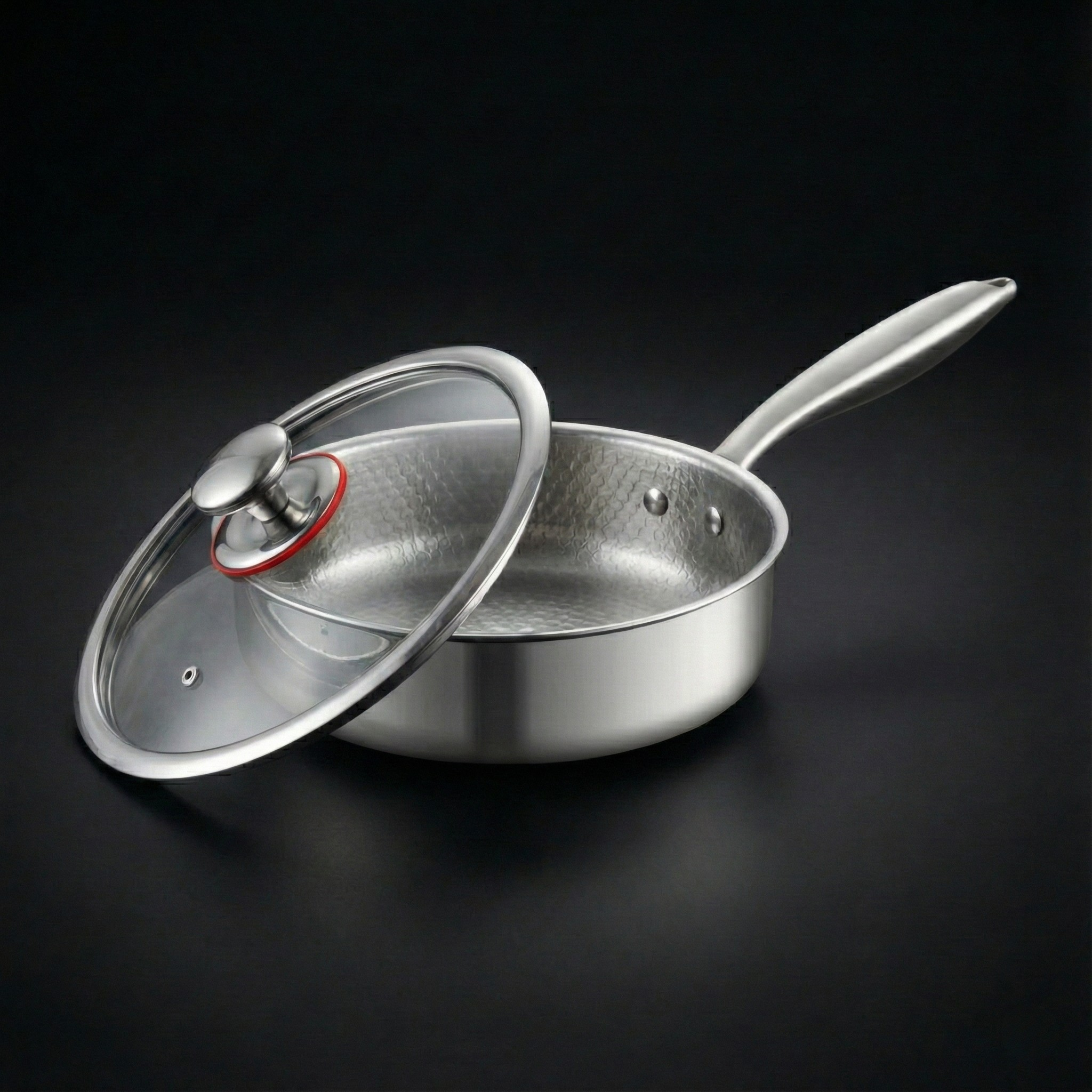 Handhamrad titanpanna med hög vägg