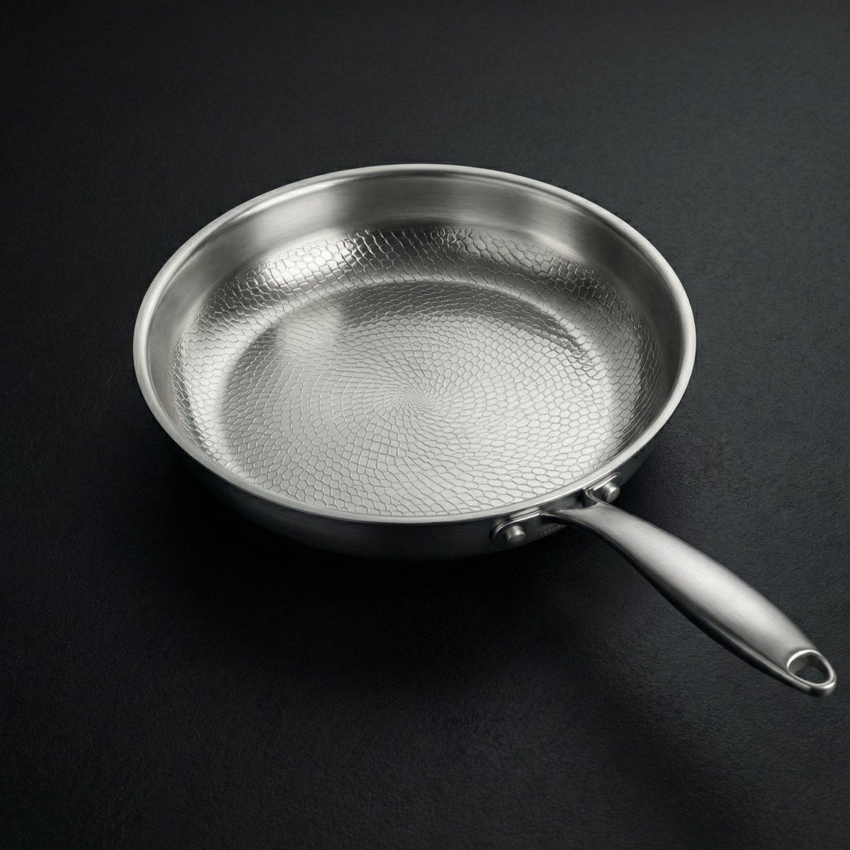 Handhamrat set i titan med stekpanna, traktörpanna, valnötsskärbräda och redskap