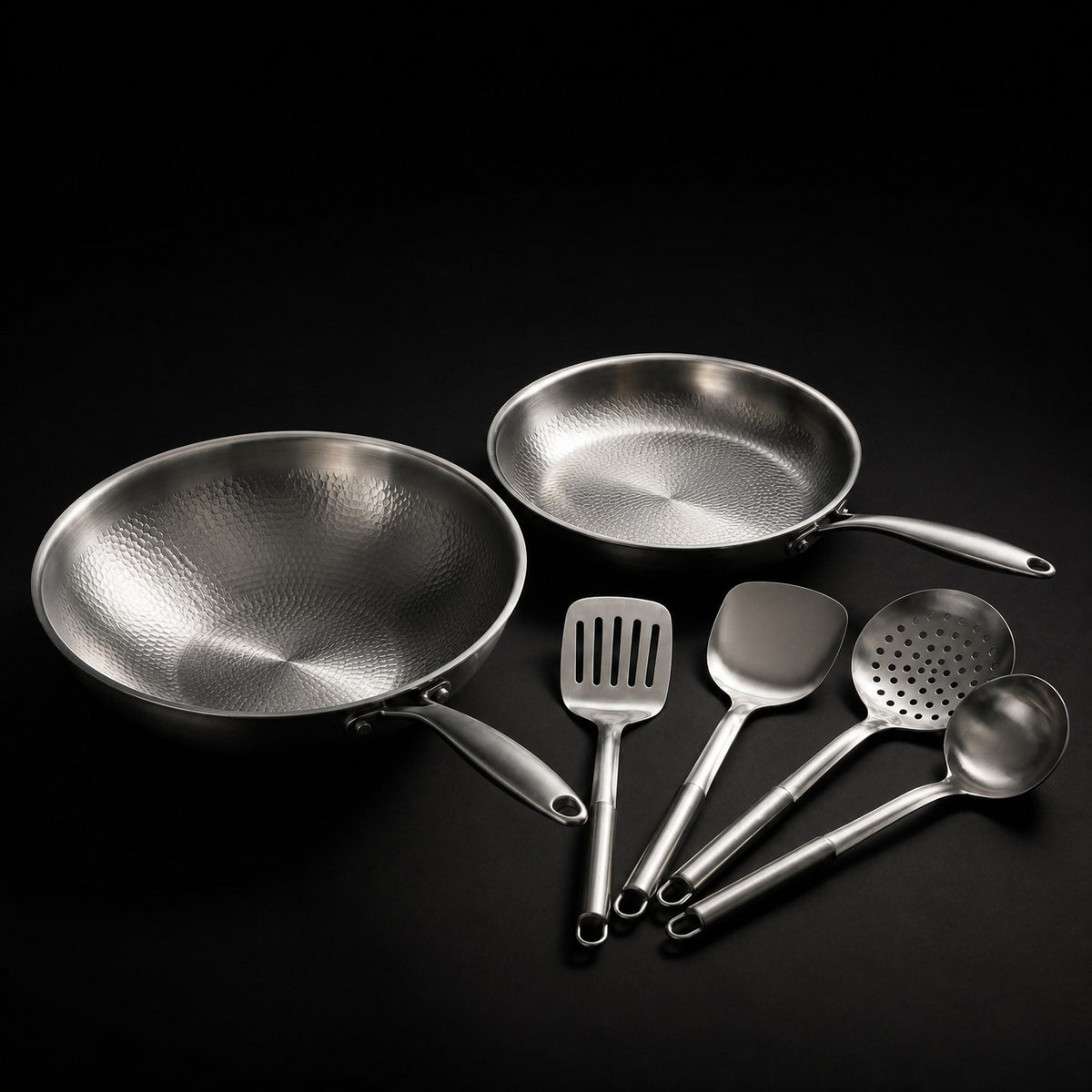 Handhamrad wok- och stekpanna i titan (26 cm) med redskap
