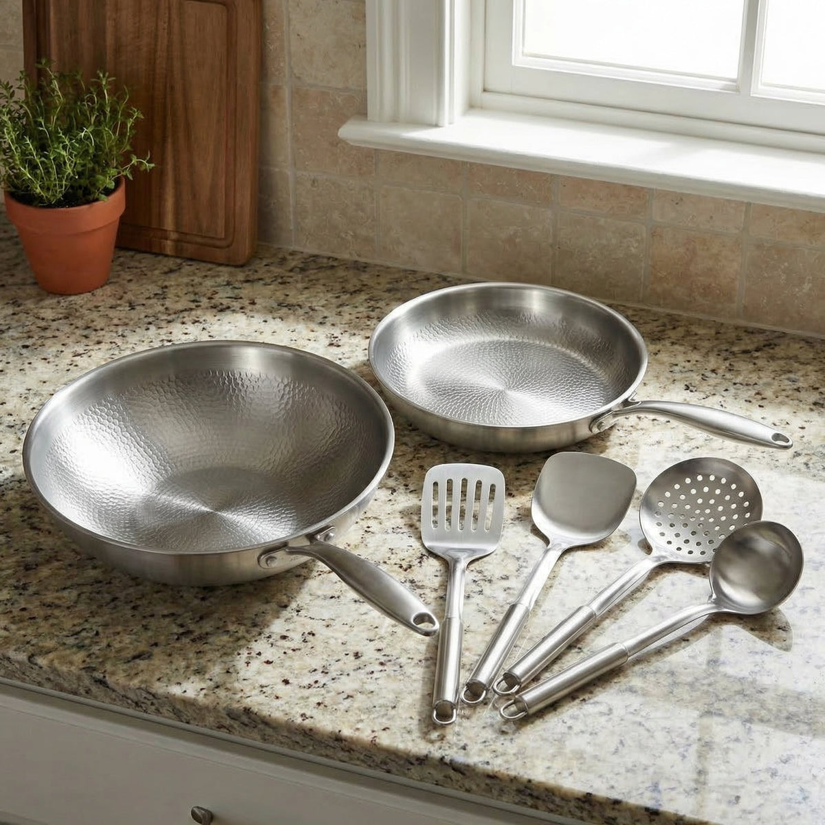 Handhamrat set i titan med wok och stekpanna (26 cm) samt redskap