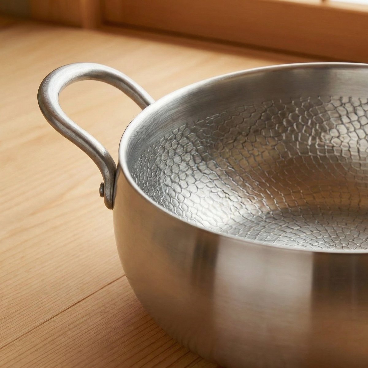 Hamrad djup gryta i titan