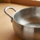 Hamrad djup gryta i titan