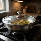 Noggrant hamrad stekpanna i titan