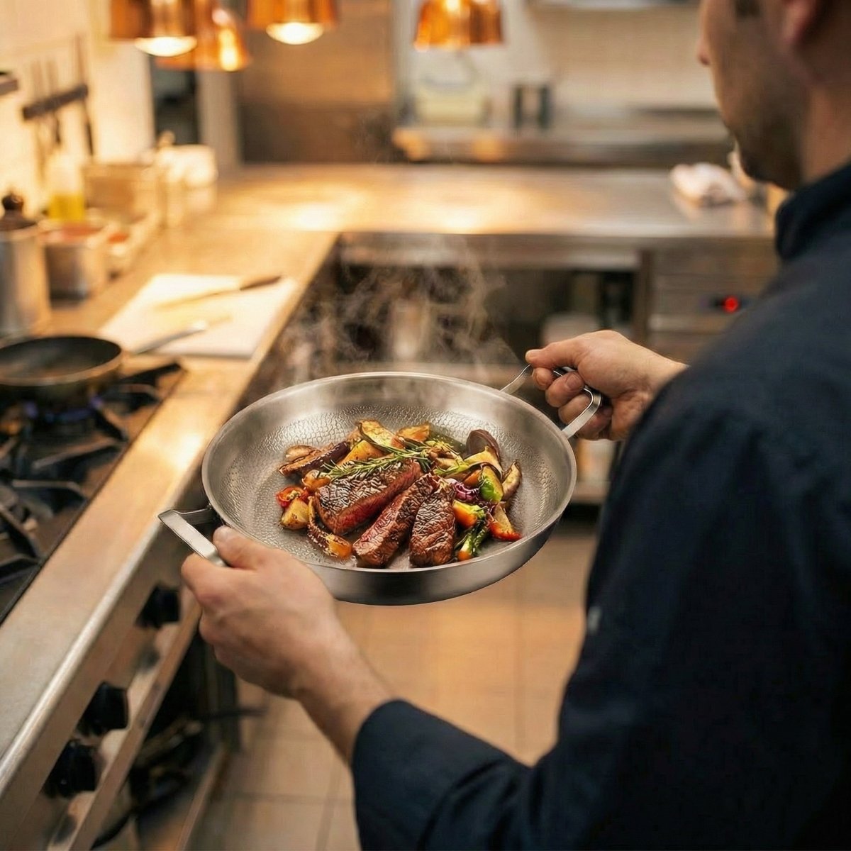 Noggrant hamrad stekpanna i titan med två handtag