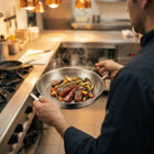 Noggrant hamrad stekpanna i titan med två handtag