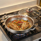 Noggrant hamrad stekpanna i titan med två handtag